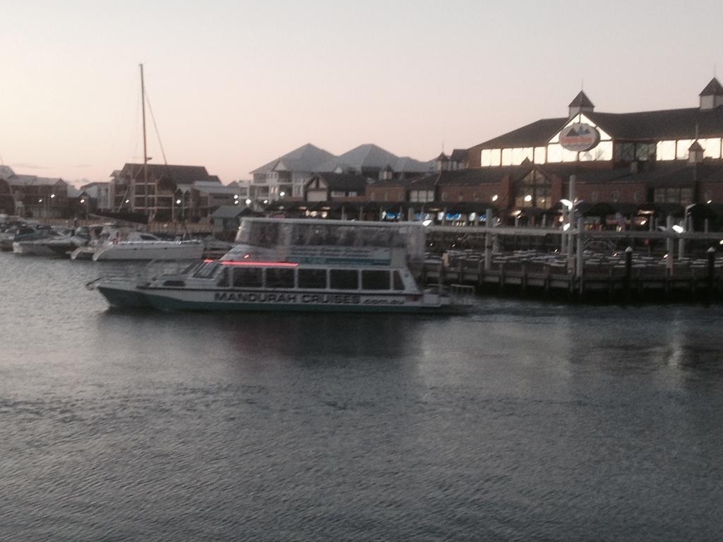 Mandurah Ocean Marina Chalets Экстерьер фото